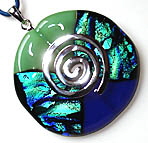 Farbglas-/Dichroic-Donut in Fusing-Technik mit Silber-Spirale am Lederband